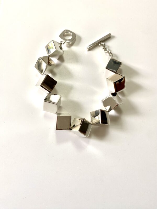 Pulsera cubos.