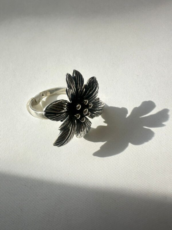 Anillo  flor pavonada. - Imagen 2
