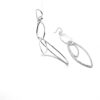 Aretes largos con bordes de forma de hojas.