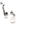 Aretes largos en forma de gota.