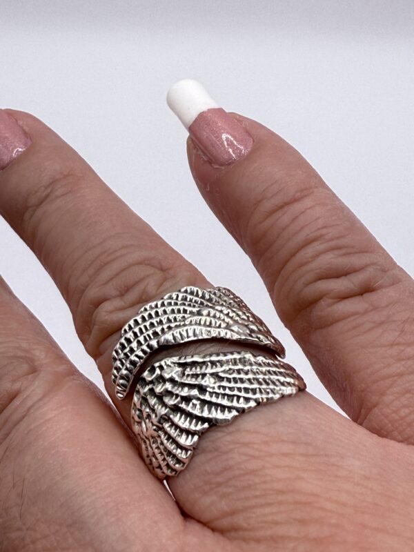 Anillo alas de ángel cruzadas. - Imagen 3